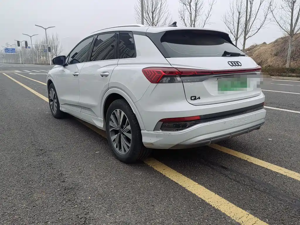 AUDI Q4 E TRON
