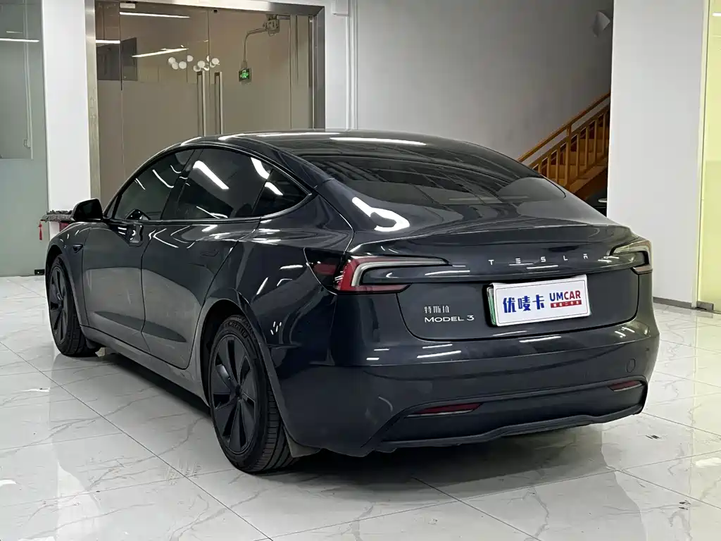 Tesla Model 3 — миниатюра 4