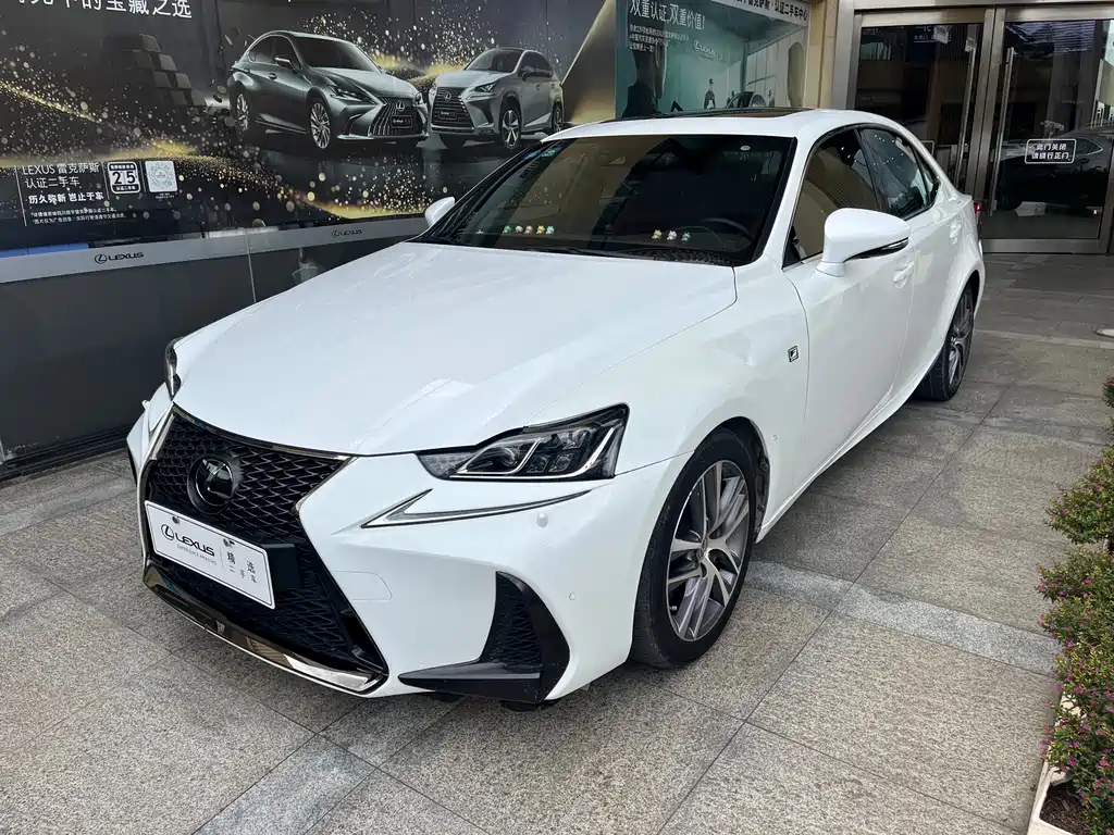 Lexus IS 2021