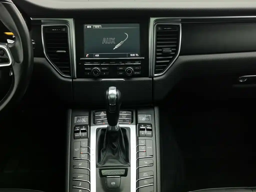 Porsche Macan — миниатюра 12