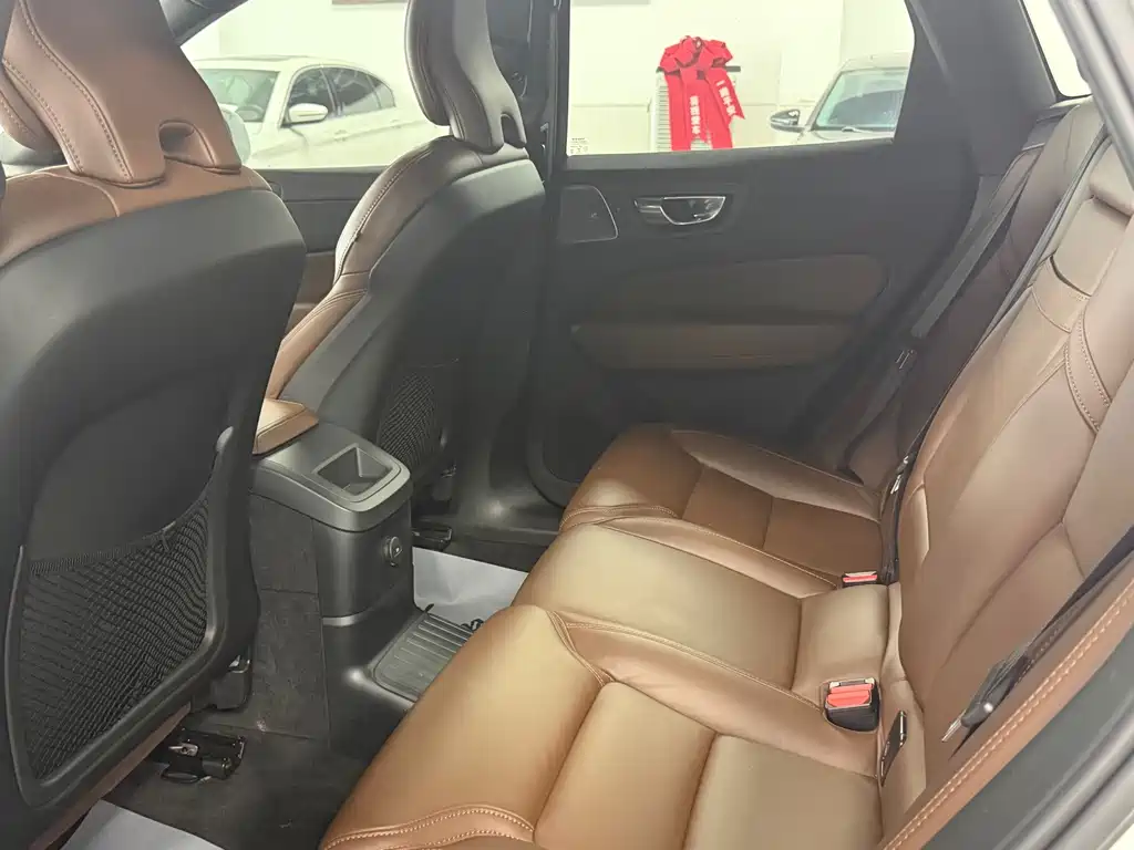 Volvo XC60 PHEV — миниатюра 8