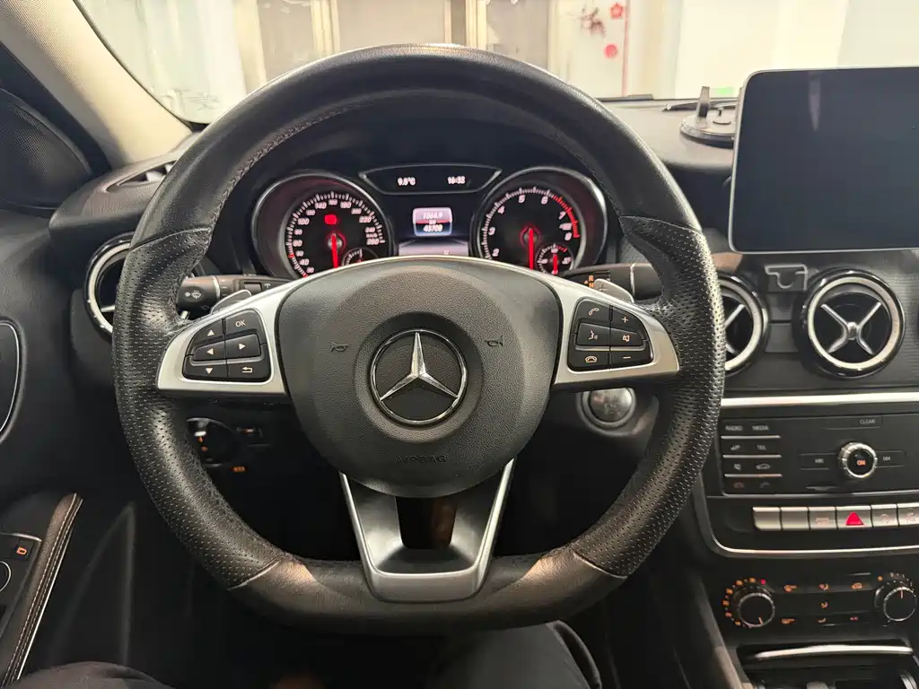 MERCEDES-BENZ GLA