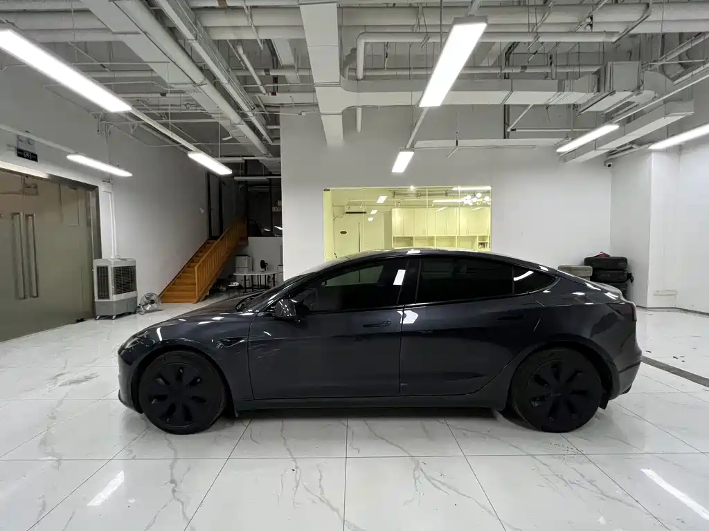 Tesla Model 3 — миниатюра 3