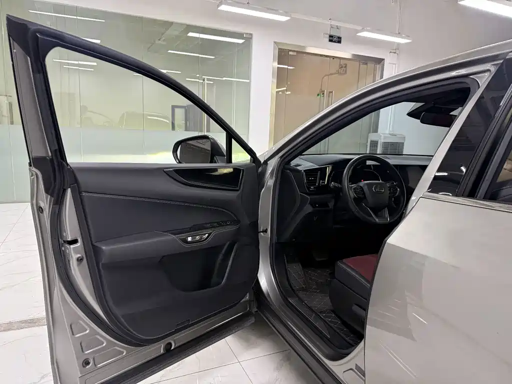Lexus NX — миниатюра 8