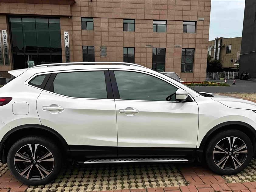 Nissan Qashqai 2.0 л 2022 г. Белый, пробег 30000 км