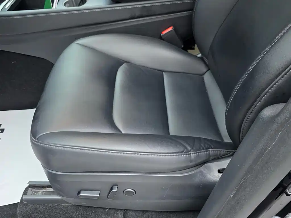 Tesla Model Y — миниатюра 12