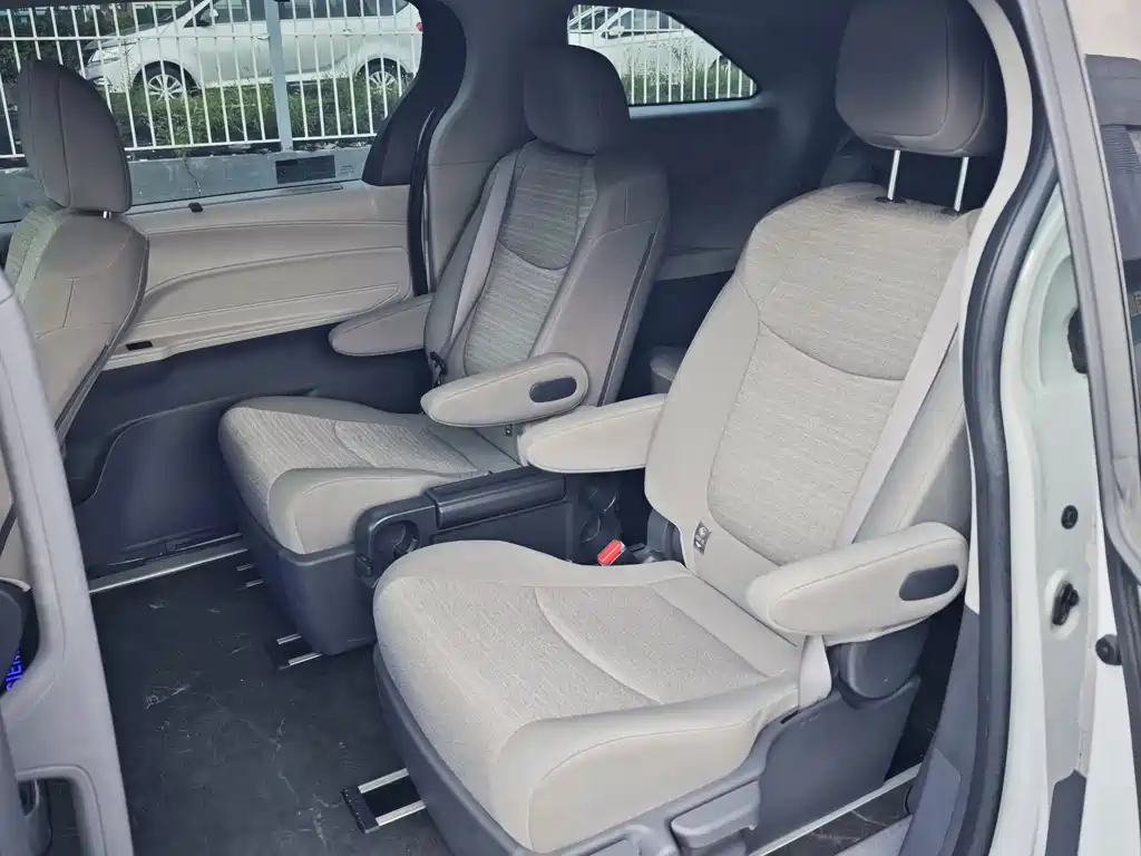 Toyota Sienna — миниатюра 12
