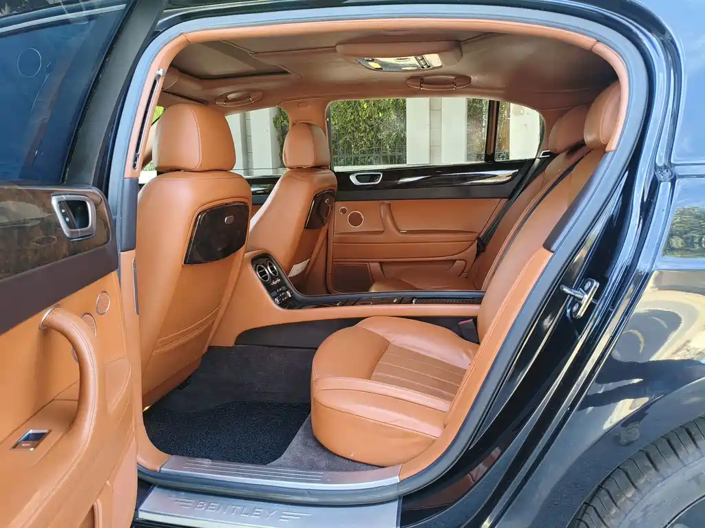 Bentley Flying Spur — миниатюра 6