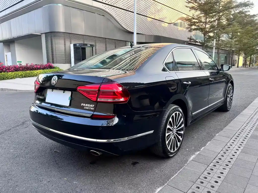 VOLKSWAGEN PASSAT