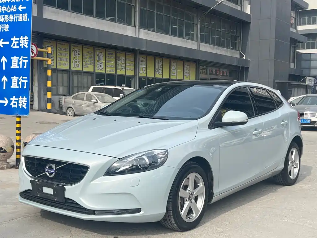 VOLVO V40