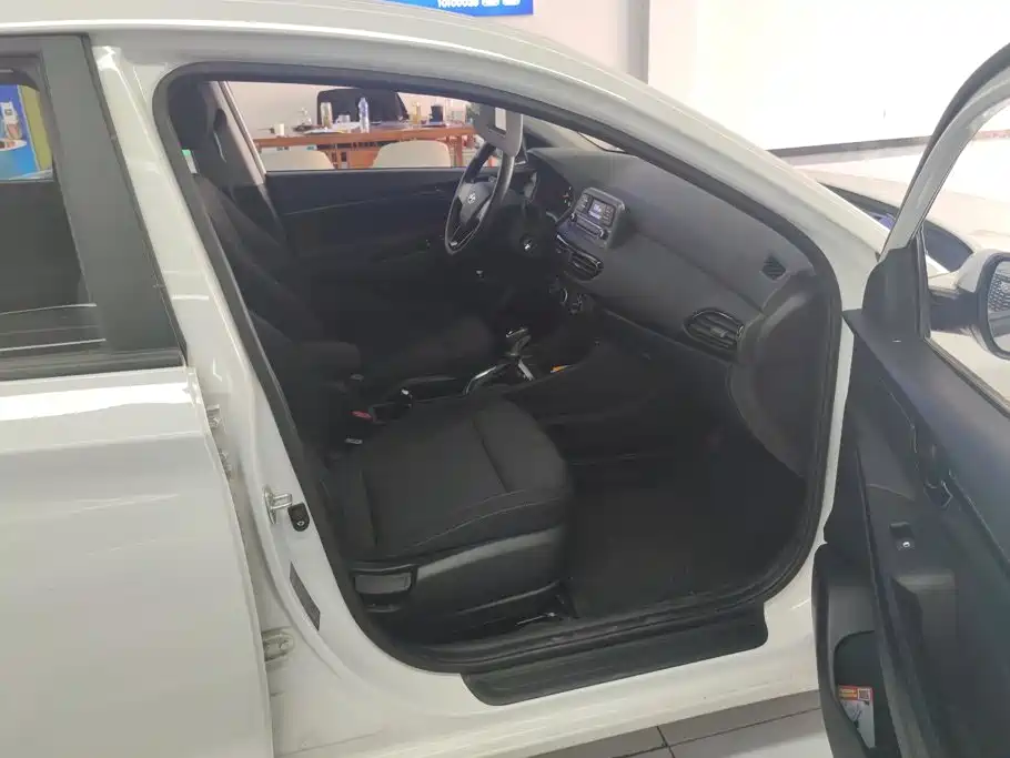 Hyundai Elantra — миниатюра 8