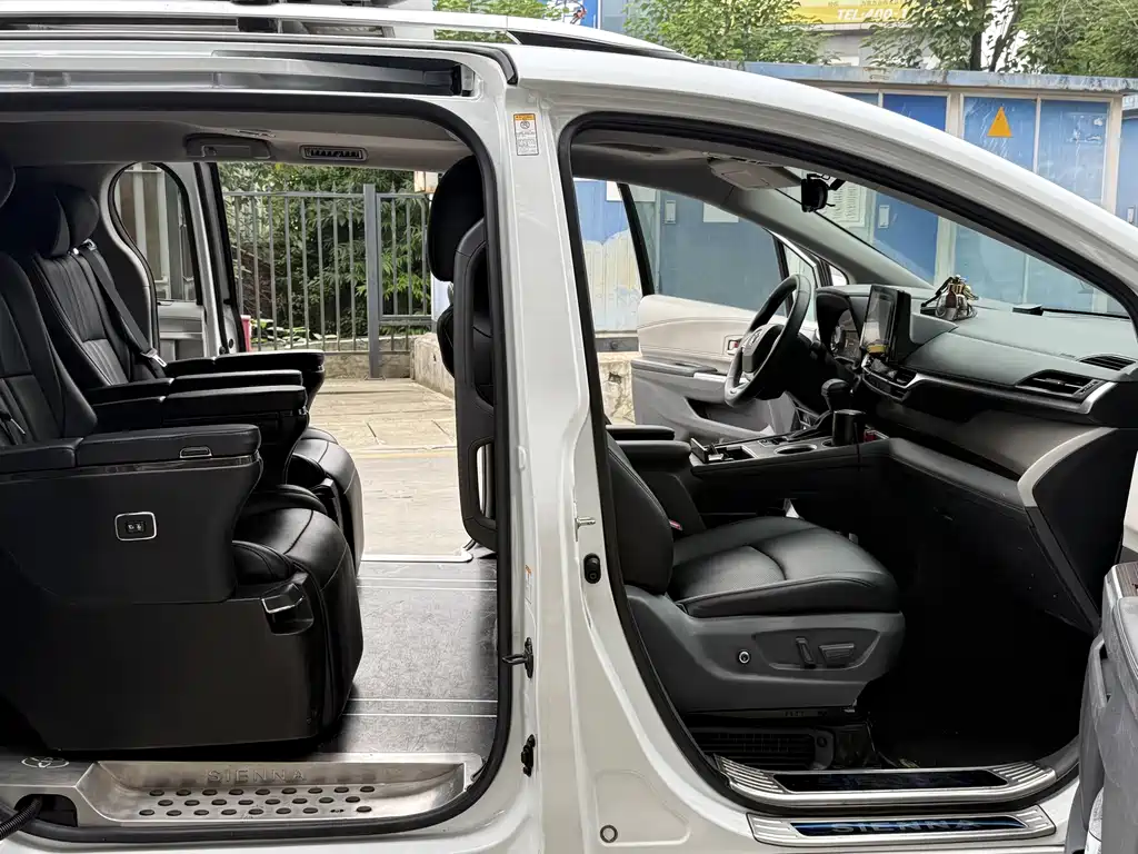 Toyota Sienna — миниатюра 8