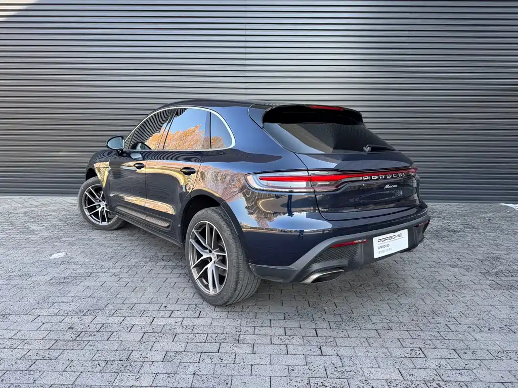 PORSCHE MACAN