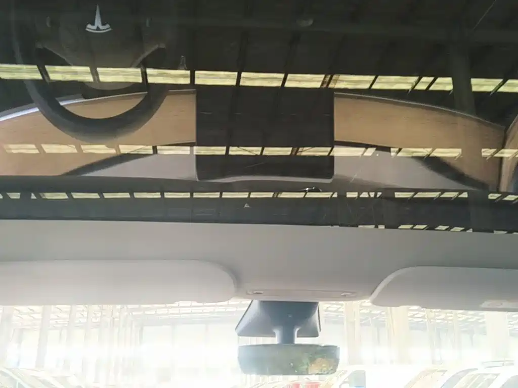 Tesla Model Y — миниатюра 18