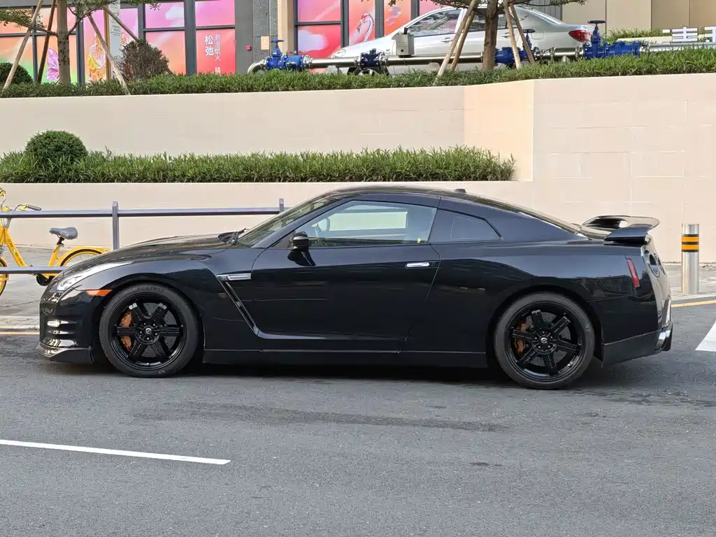 Nissan GT-R — миниатюра 6