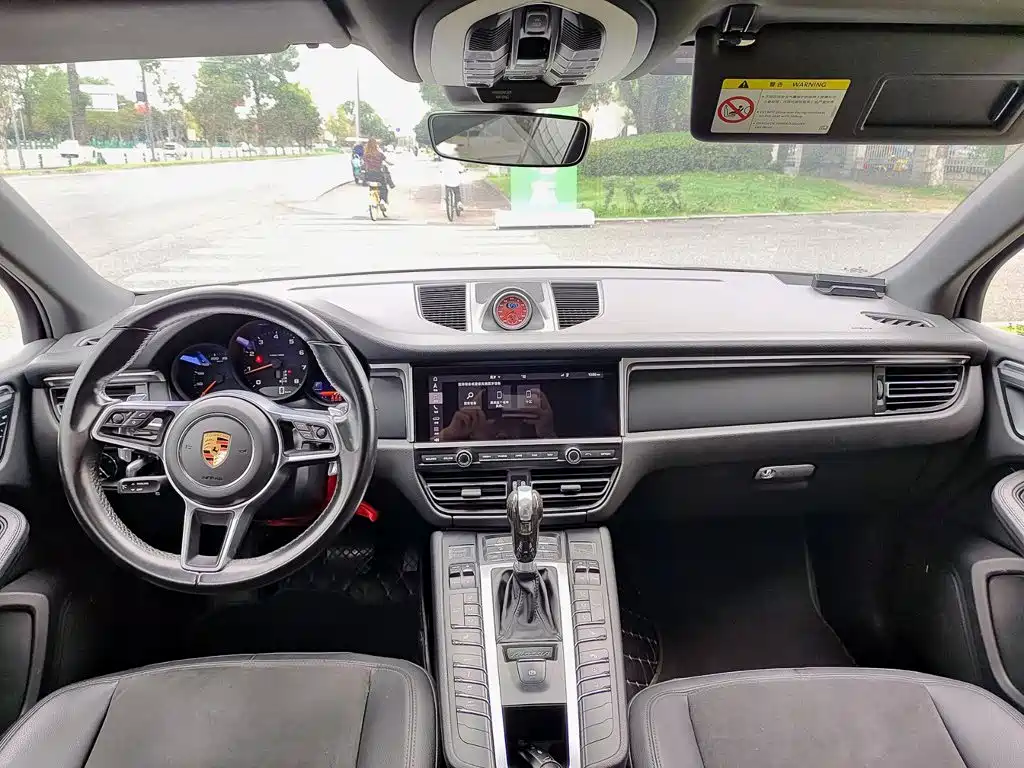 Porsche Macan — миниатюра 10