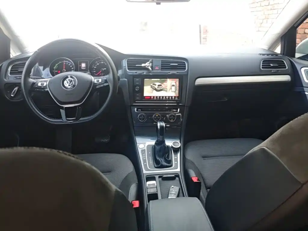 Volkswagen Golf EV — миниатюра 10