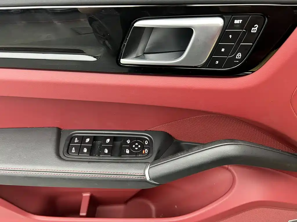 Porsche Cayenne — миниатюра 18
