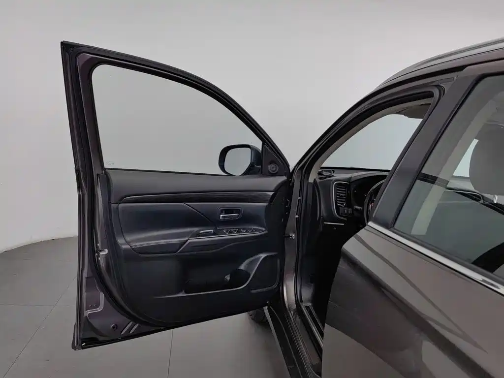 Mitsubishi Outlander — миниатюра 8
