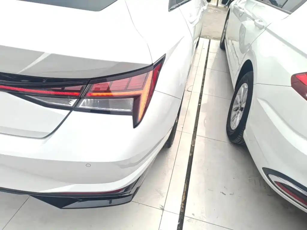 Hyundai Elantra — миниатюра 8