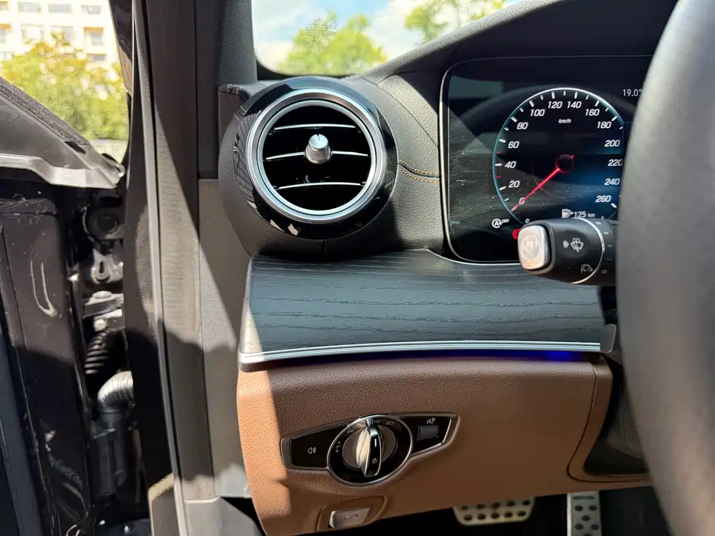 Mercedes-Benz E-Class — миниатюра 22