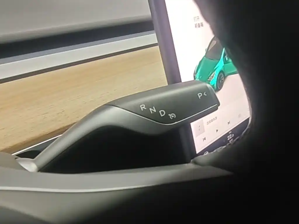 Tesla Model Y — миниатюра 14