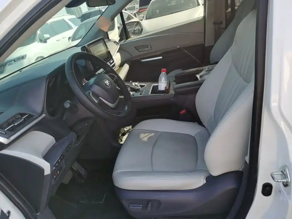 Toyota Sienna — миниатюра 15
