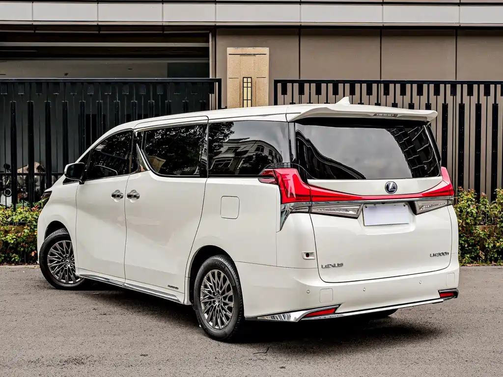 LEXUS LM