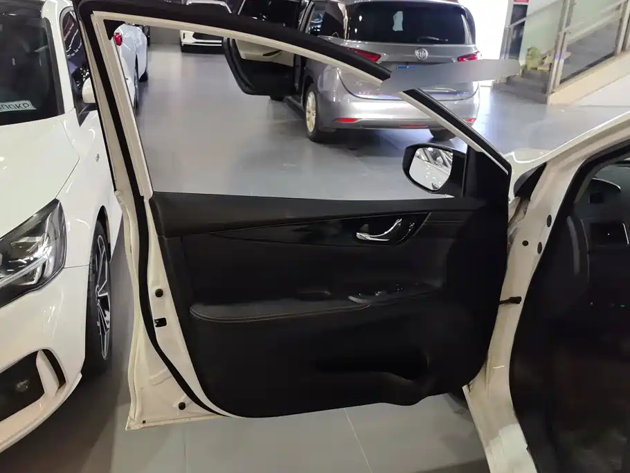 Nissan Tiida — миниатюра 7