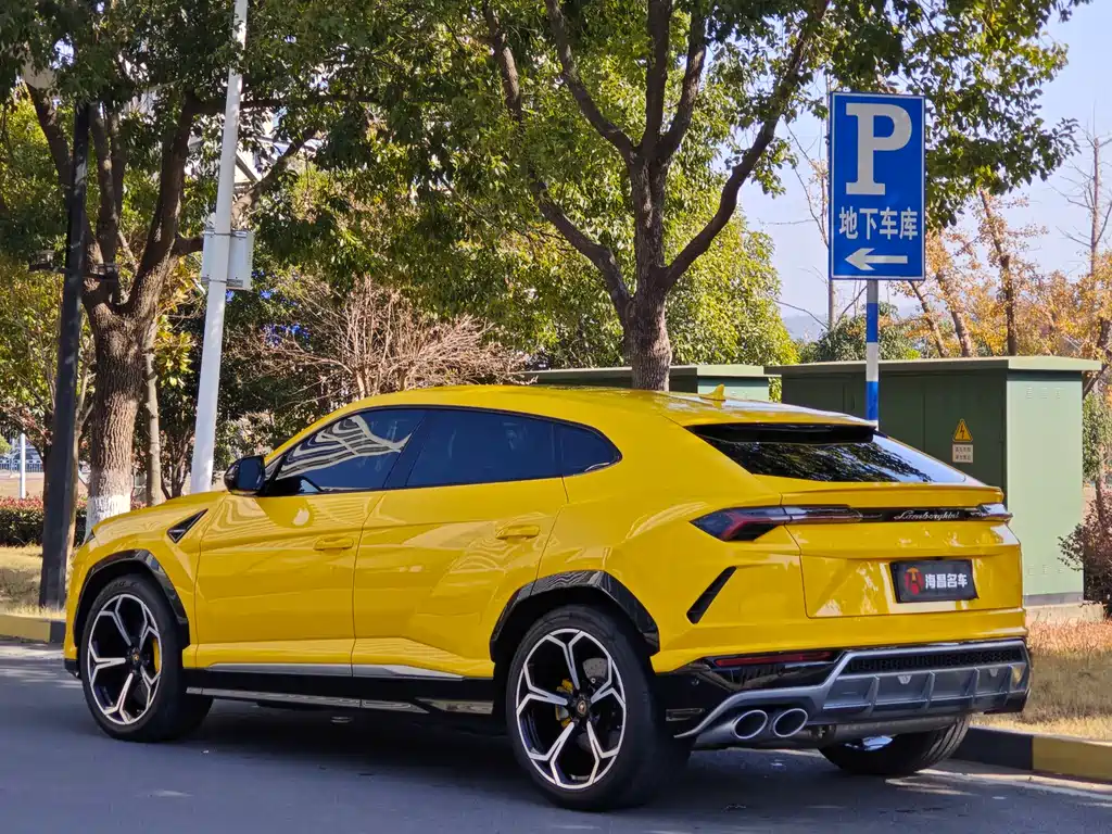 LAMBORGHINI URUS
