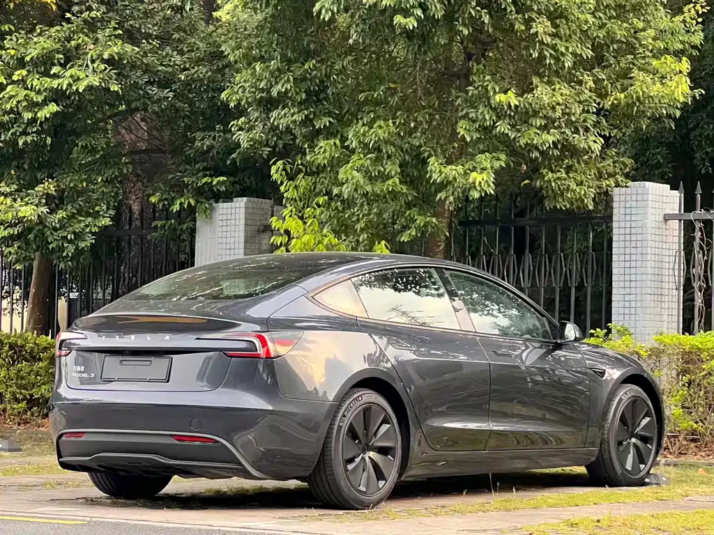 Tesla Model 3 — миниатюра 7