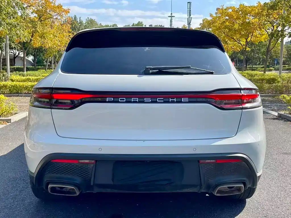 PORSCHE MACAN