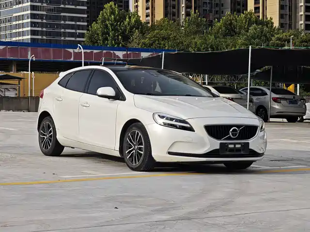 VOLVO  V40 2018
