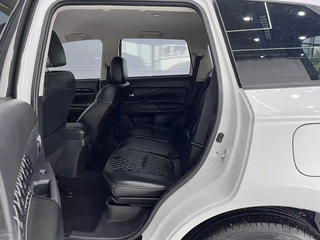 Mitsubishi Outlander — миниатюра 13