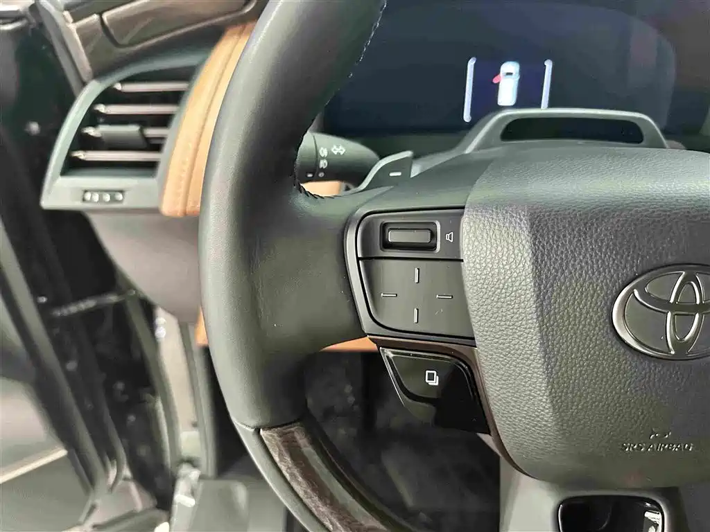 Toyota Alphard — миниатюра 8