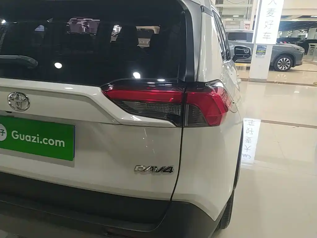Toyota RAV4 — миниатюра 8