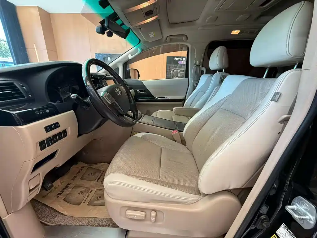 Toyota Alphard — миниатюра 3