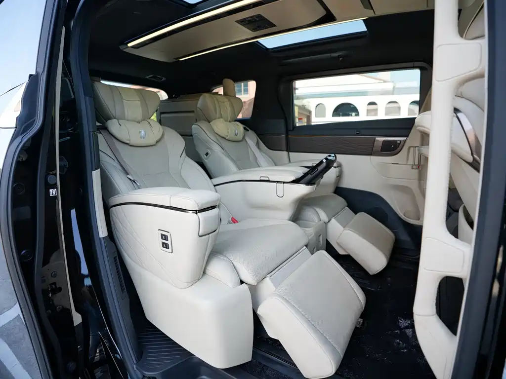 Toyota Alphard — миниатюра 11