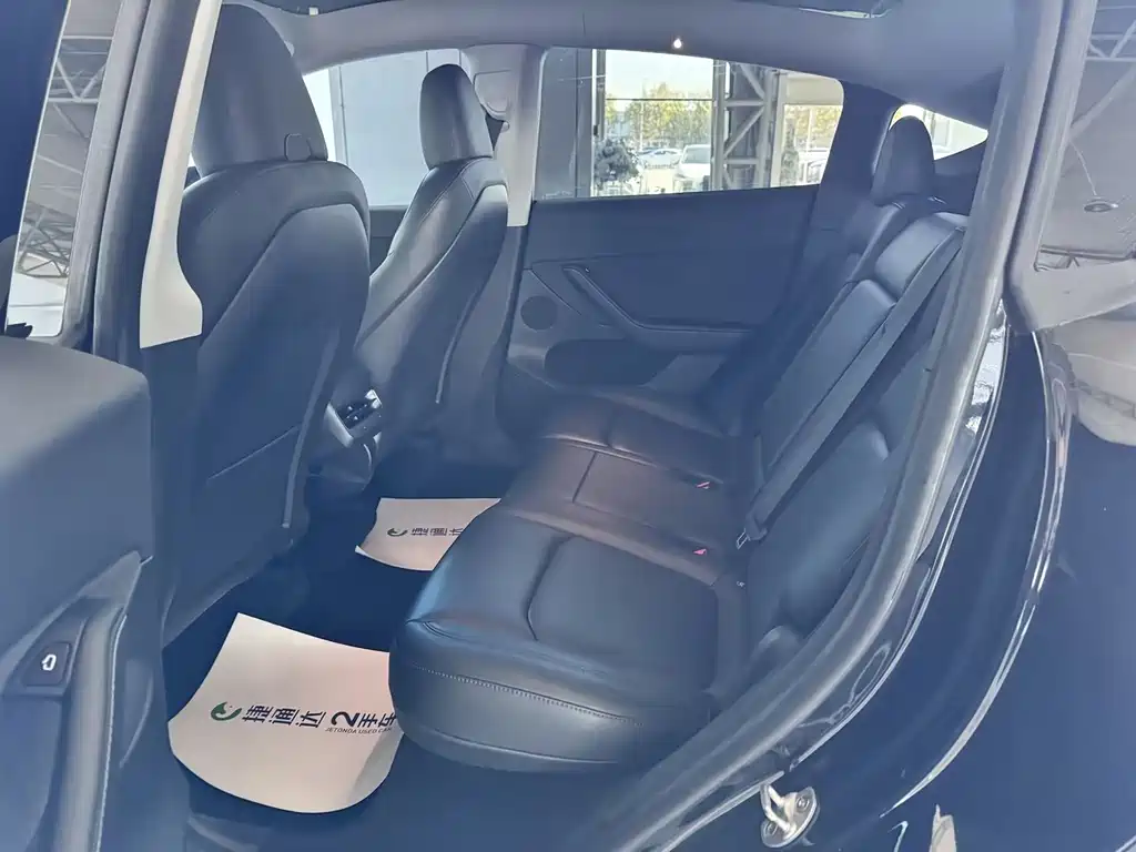 Tesla Model Y — миниатюра 12