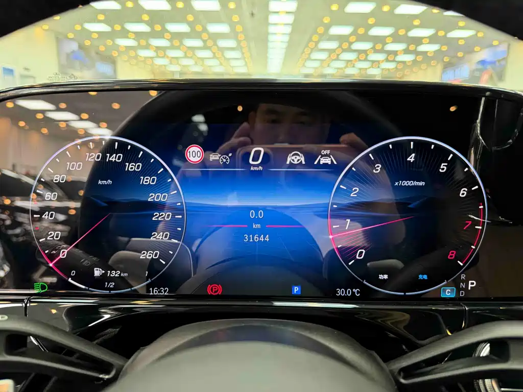 Mercedes-Benz E-Class — миниатюра 8