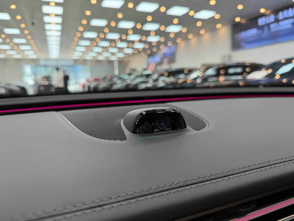 Mercedes-Benz E-Class — миниатюра 11