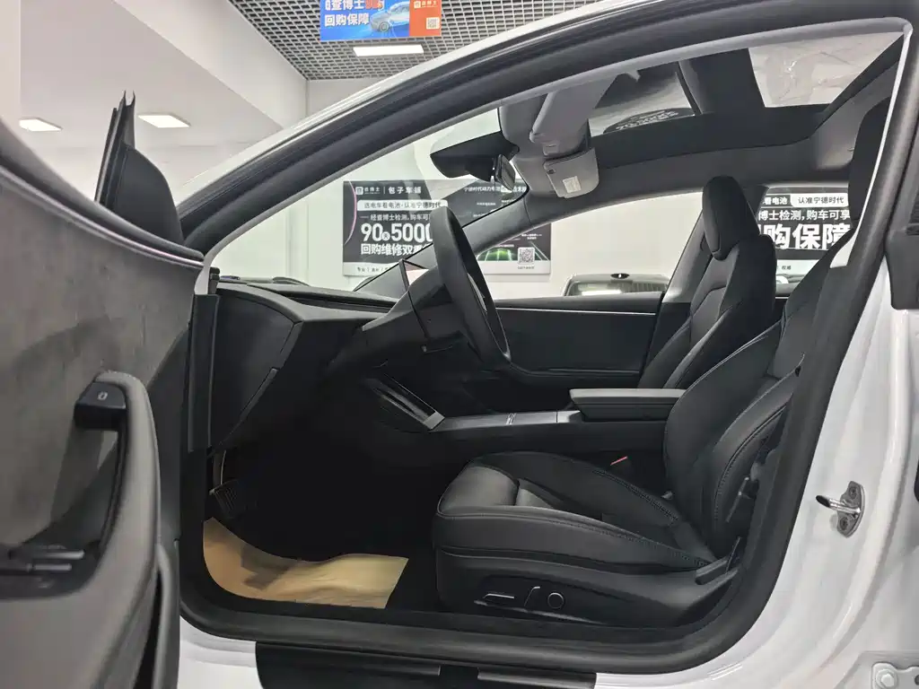 Tesla Model 3 — миниатюра 6