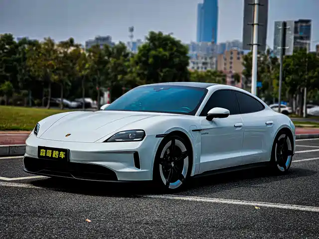 PORSCHE TAYCAN 2024
