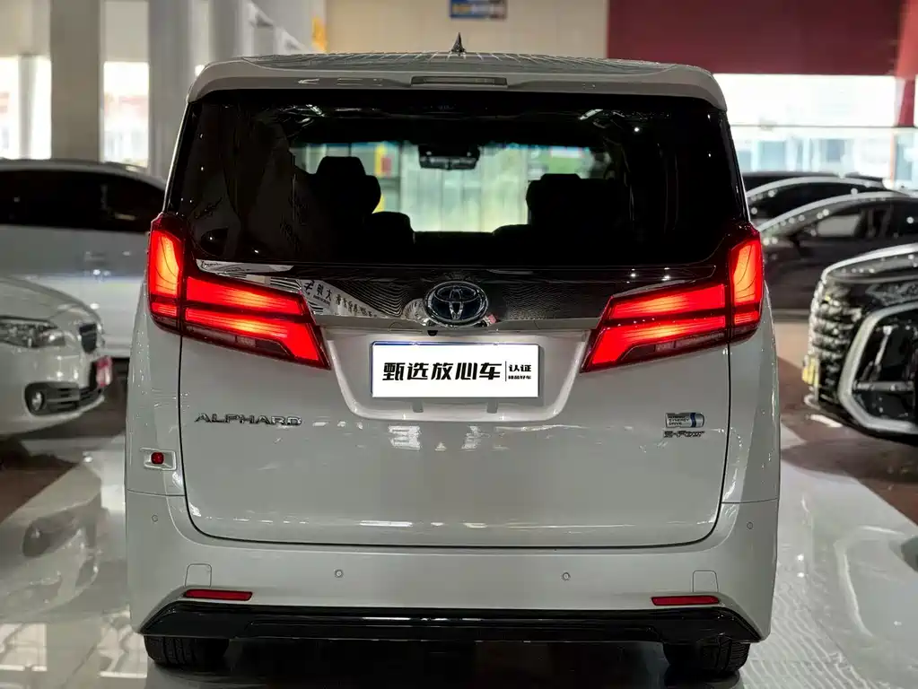 Toyota Alphard — миниатюра 3
