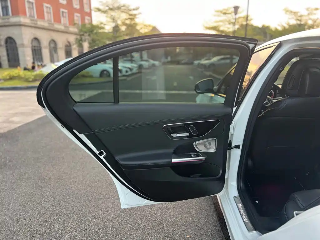 Mercedes-Benz C-Class — миниатюра 11