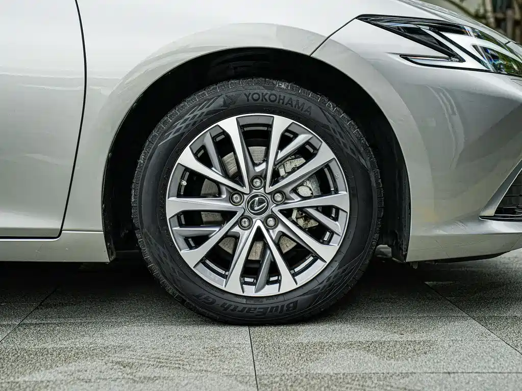 Lexus ES 2025 300h Premium
