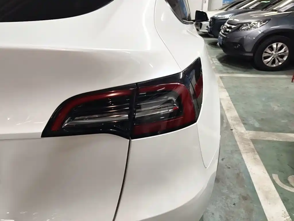 Tesla Model Y — миниатюра 8