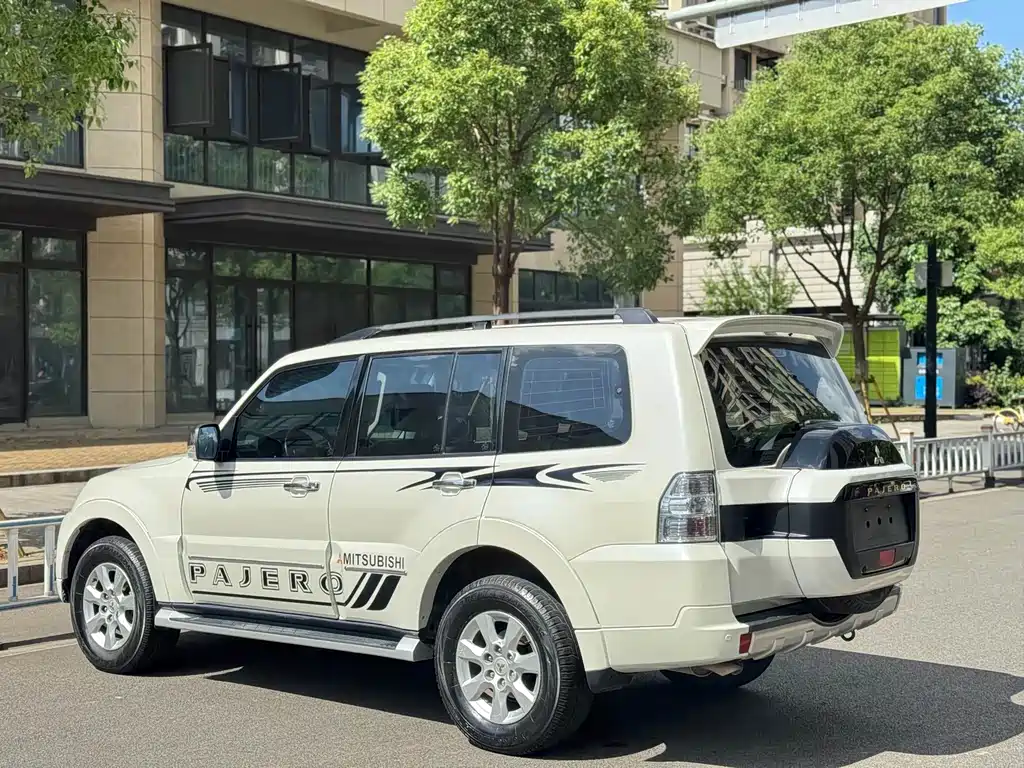 Mitsubishi Pajero (Import) — миниатюра 6