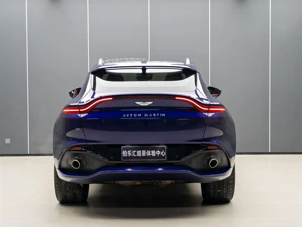 ASTON MARTIN DBX