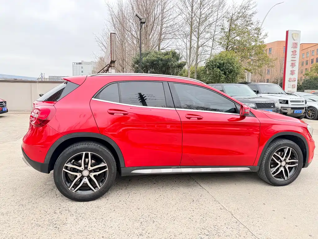 MERCEDES-BENZ GLA